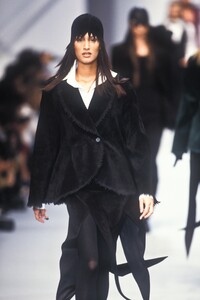 724385073_KarlLagerfeld1993WomenRTW14.thumb.jpg.88113656728dcc769db1c7a0552f5d59.jpg