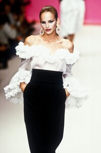 737249946_YvesSaintLaurent1996WomenRTW117.thumb.jpg.84aa501f21e1e864d0b0cfe46b4dc2e1.jpg