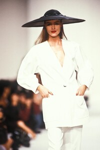 737965271_YvesSaintLaurent1990WomenRTW60.thumb.jpg.dc8cde17a12d9416e9a56563d90bfa97.jpg