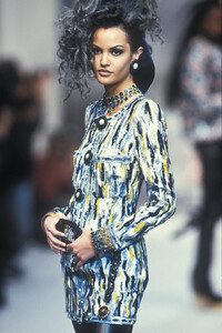 741554088_Chanel1992HauteCouture1.thumb.jpg.451b59552f57557bdce09af84cf41b44.jpg