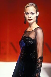 750128260_Valentino1993HauteCouture195.thumb.jpg.5e7b01afafb9552420050f1848c33d64.jpg