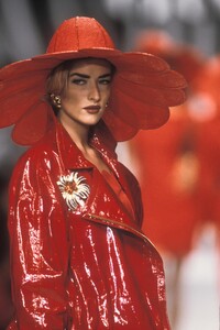 750872656_Valentino1992WomenRTW7.thumb.jpg.becd0e253e98ca2c405e1b1e8b648ca0.jpg