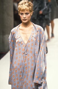 764822672_Fendi1996WomenRTW45.thumb.jpg.5c87b8059a00a36ab743aed1310b0460.jpg