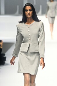 768957176_Valentino1996WomenRTW41.thumb.jpg.88471fe9ed1522e72edc97ea1fc66384.jpg
