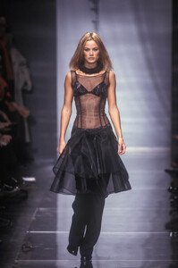 775588552_VersusbyDonatella1999WomenRTW50.thumb.jpg.2963decdbb294eee1797b59cb36b891b.jpg