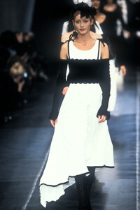 777435939_Chanel1993WomenRTW98.thumb.jpg.be0752911eec19472d9b60cf9f4eeee5.jpg