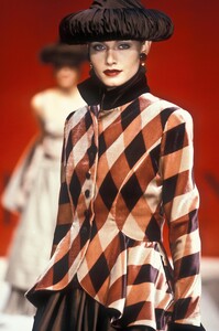 786940332_Valentino1993HauteCouture71.thumb.jpg.b423ae1024848f67c4491702bb33798c.jpg