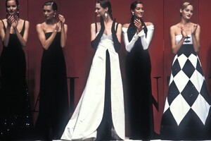 793068826_Valentino1993HauteCouture212.thumb.jpg.f2d09e97bf62194677ae14d11ec52dad.jpg