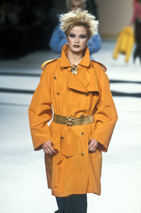 809737674_Chanel1996WomenRTW20.thumb.jpg.4ed8fb1cd996cda4f77ae315272a301e.jpg