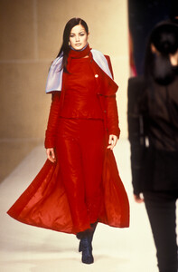 815997472_RifatOzbek1995WomenRTW20.thumb.jpg.fe99b801025a9a817befc0aa697d022a.jpg
