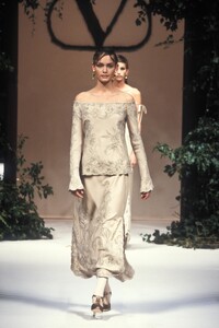 819596649_Valentino1994HauteCouture3.thumb.jpg.c542be36356fce0a241e1fc2c9ba1d4b.jpg