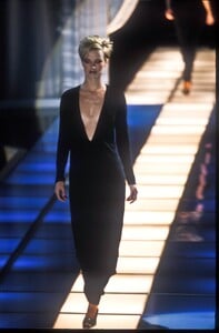 83319783_Versace1996WomenRTW96.thumb.jpg.88fbbbde02c4fffff404d701faacdd88.jpg