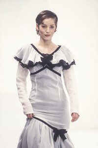 843304141_DolceGabbana1993WomenRTW144.thumb.jpg.705355d38d7d2a6a911bee9510bb6da2.jpg