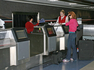 85099_AliciaWitt_airportcandids8_122_510lo.jpg