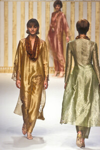 873979101_PierreBalmain1994HauteCouture123.thumb.jpg.ae29057410e6139ff082832cdad40433.jpg