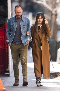 normal_lilycollins_us_016~1.jpg