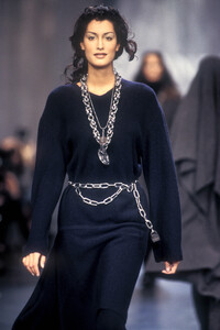 875898646_Chanel1993WomenRTW40.thumb.jpg.0f09c6709272b2d3e6a211ea93a41533.jpg