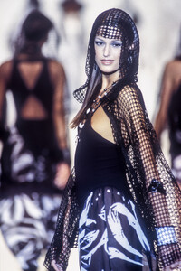 89926526_KarlLagerfeld1993WomenRTW101.thumb.jpg.3f888d4303162463aaf2b1d84dd4fd3f.jpg