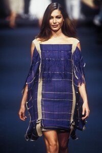 956852992_JeanCharlesdeCastelbajac1993WomenRTW71.thumb.jpg.0ee7072c47e3a66dd9f1096e5da6211d.jpg