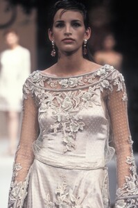 960605517_Valentino1994HauteCouture79.thumb.jpg.b80ccd5bfc8a581ca36c4c401c000f6d.jpg