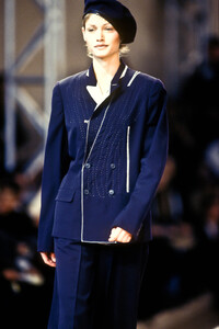 962531880_YohjiYamamoto1993WomenRTW54.thumb.jpg.4156f603344ddd5c4c388042363e5e23.jpg