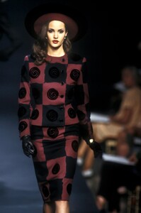964432847_Valentino1992HauteCouture34.thumb.jpg.063e289779538ee718bff0205e170159.jpg