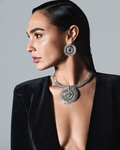 Gal Gadot @ Tiffany & Co. Blue Book Botanica Collection 2022 02.jpg