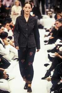 978315428_DriesVanNoten1994WomenRTW79.thumb.jpg.2648a4f9a5ba4e736e3e34807afd7d72.jpg