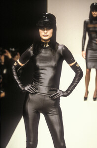 979427885_PacoRabanne1995WomenRTW4.thumb.jpg.23a5c712751a10c16b35b7eb57a07459.jpg