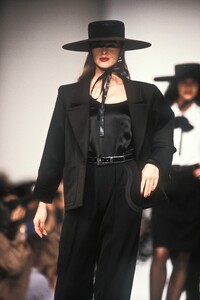 991076003_YvesSaintLaurent1990WomenRTW288.thumb.jpg.05f0afeba536c026424ceef45cdcb2f5.jpg