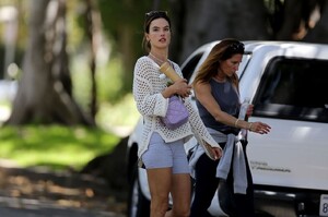 Alessandra_Ambrosio_Out_in_Brentwood_04-25-2022__4_.jpg