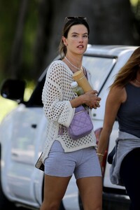 Alessandra_Ambrosio_Out_in_Brentwood_04-25-2022__5_.jpg