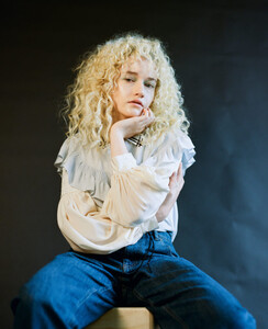 Julia-Garner-Nice-New-Pics-768x942.jpg