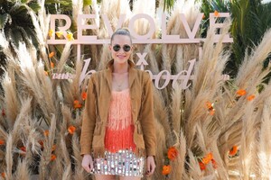 Poppy_Delevingne_at_Revolve_Festival_at_Coachella_Valley_Music_and__0002.jpg