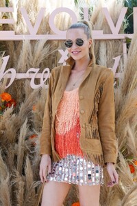 Poppy_Delevingne_at_Revolve_Festival_at_Coachella_Valley_Music_and__0003.jpg