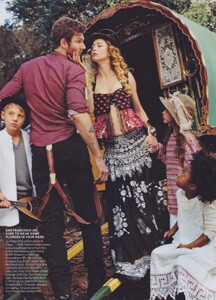 Summer_Weber_US_Vogue_April_2012_03.thumb.jpg.7cee0159a91990acb8ac2bec73e93582.jpg