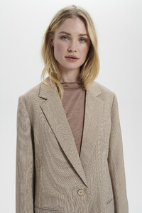 creme-leannasz-blazer1.jpg