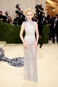 julia-garner-2021-met-gala-3.jpg