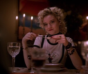 julia-garner-as-glaudia-gunns-in-the-get-down-series.jpg