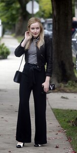 julia-garner-on-the-set-of-inventing-anna-in-new-york-10-02-2020-10.jpg
