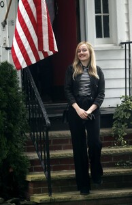 julia-garner-on-the-set-of-inventing-anna-in-new-york-10-02-2020-2.jpg