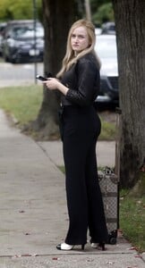 julia-garner-on-the-set-of-inventing-anna-in-new-york-10-02-2020-7.jpg