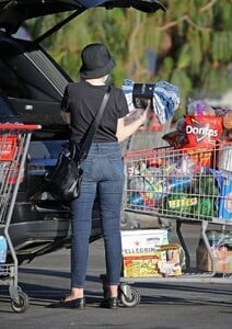 julia-garner-out-shopping-in-los-angeles-05-24-2020-3.jpg