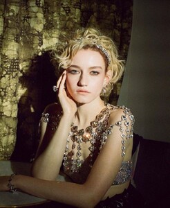 julia-garner-swarovski-produced-by-vogue-magazine-november-2021-0.jpg