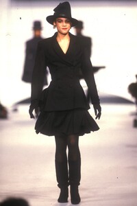 karl-lagerfeld-fw-87-14.thumb.jpg.3f8d25b3183b15f2c76c4c1612c5a07f.jpg