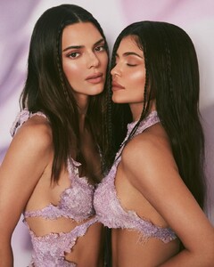 kylie-jenner-and-kendall-jenner-kylie-kendall-cosmetics-2022-1.jpg