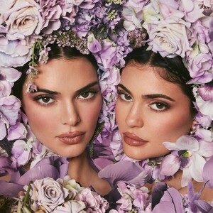 kylie-jenner-and-kendall-jenner-kylie-kendall-cosmetics-2022-3.jpg