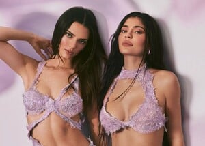 kylie-jenner-and-kendall-jenner-kylie-kendall-cosmetics-2022-5.jpg