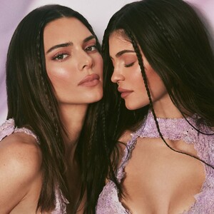kylie-jenner-and-kendall-jenner-kylie-kendall-cosmetics-2022-6.jpg