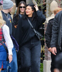 kylie-jenner-at-disneyland-in-anaheim-04-03-2022-3.jpg